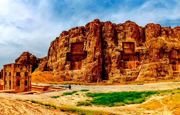 на фото Накше-Рустам